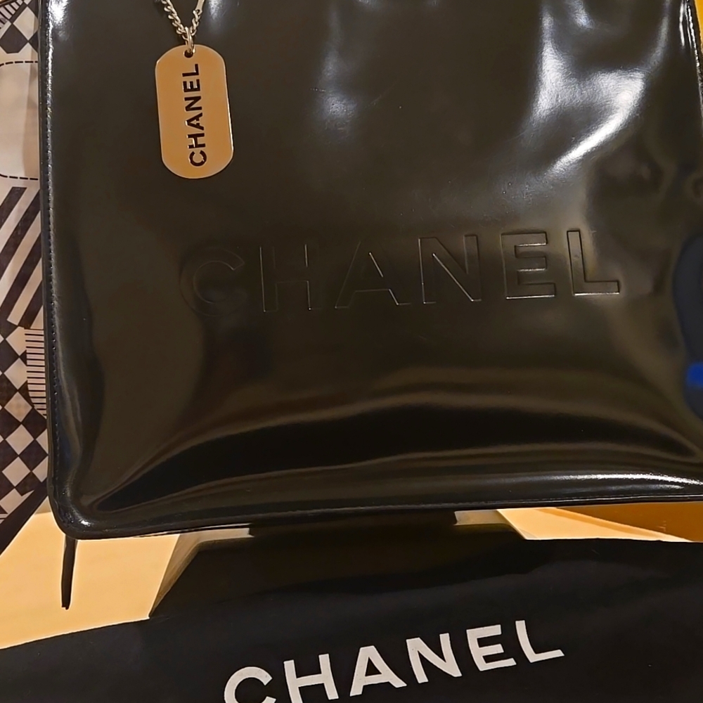 CHANEL PATENT LEATHER TOTE - Picture 4 of 17
